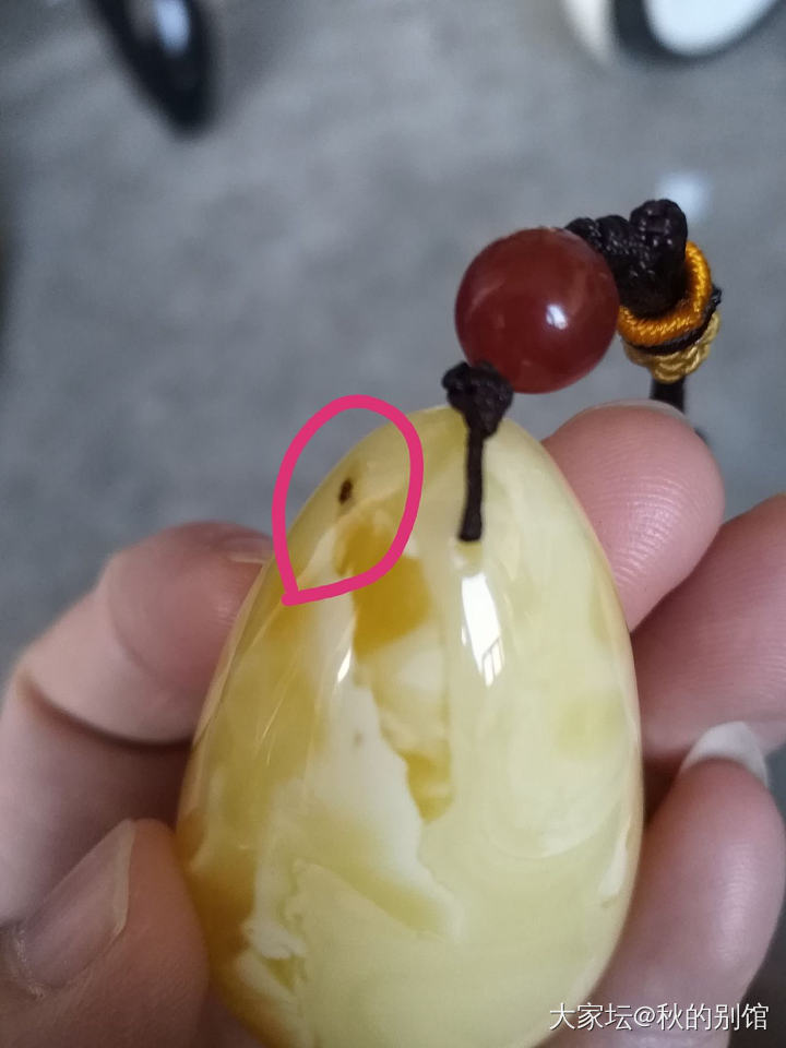 第一次买蜜蜡，麻烦大家帮我看看这个水滴怎么样？背面的是纹路还是裂缝？_琥珀蜜蜡