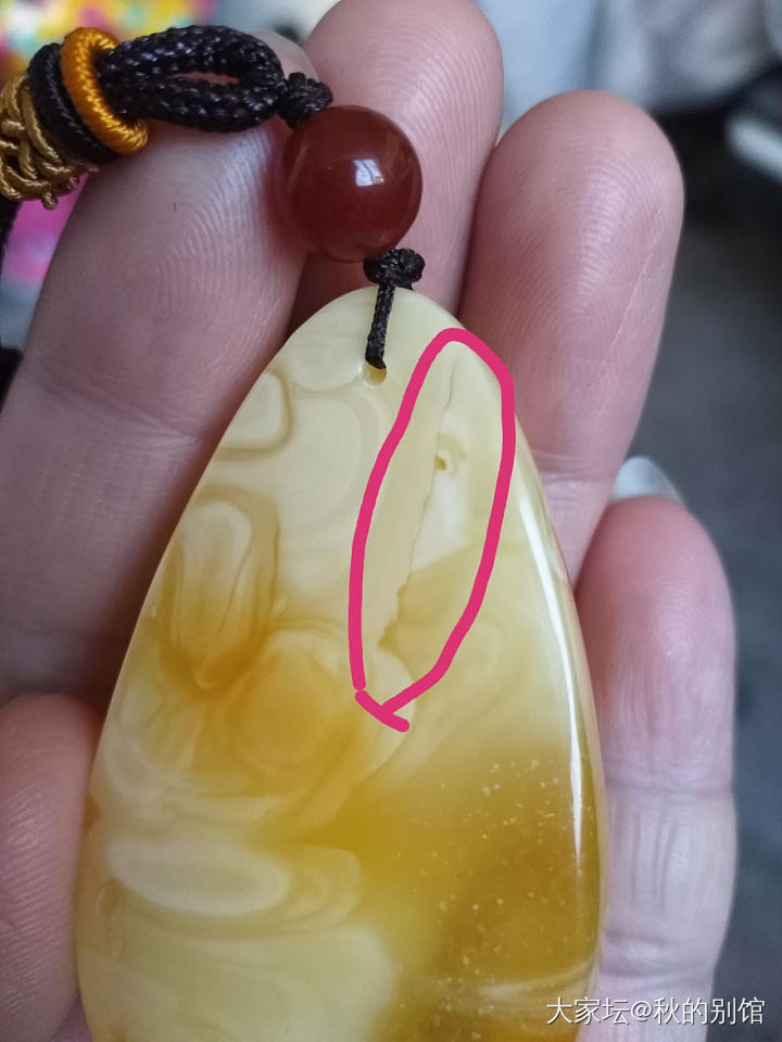第一次买蜜蜡，麻烦大家帮我看看这个水滴怎么样？背面的是纹路还是裂缝？_琥珀蜜蜡