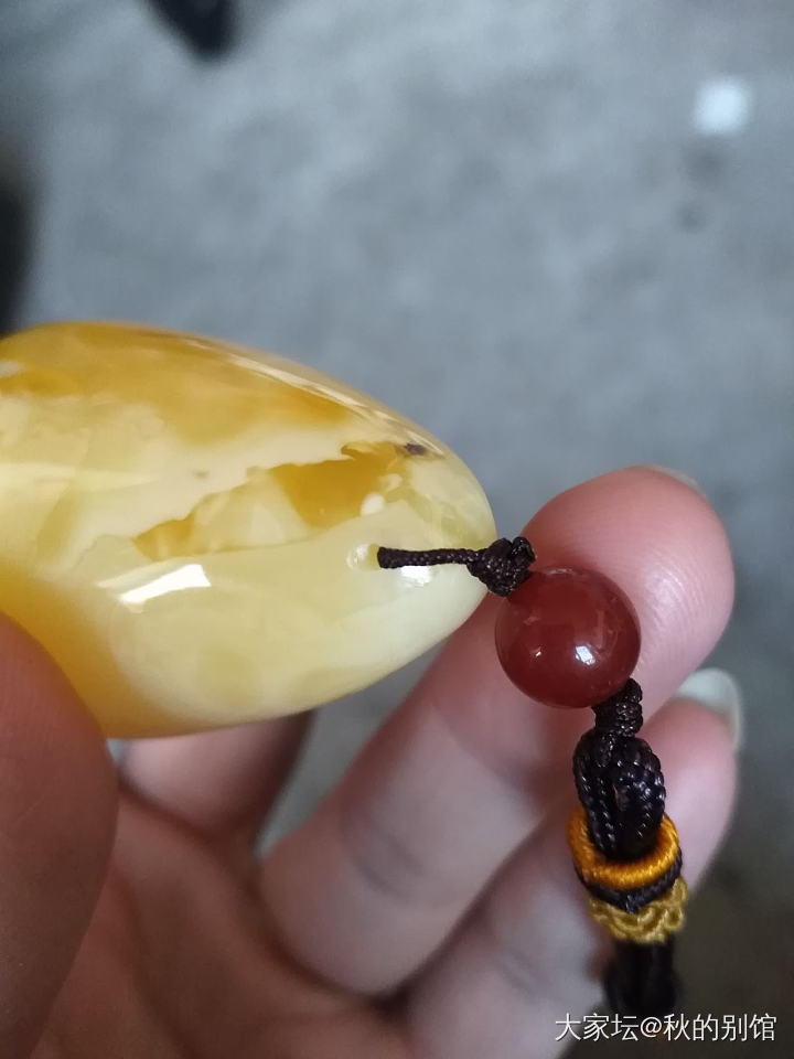 第一次买蜜蜡，麻烦大家帮我看看这个水滴怎么样？背面的是纹路还是裂缝？_琥珀蜜蜡
