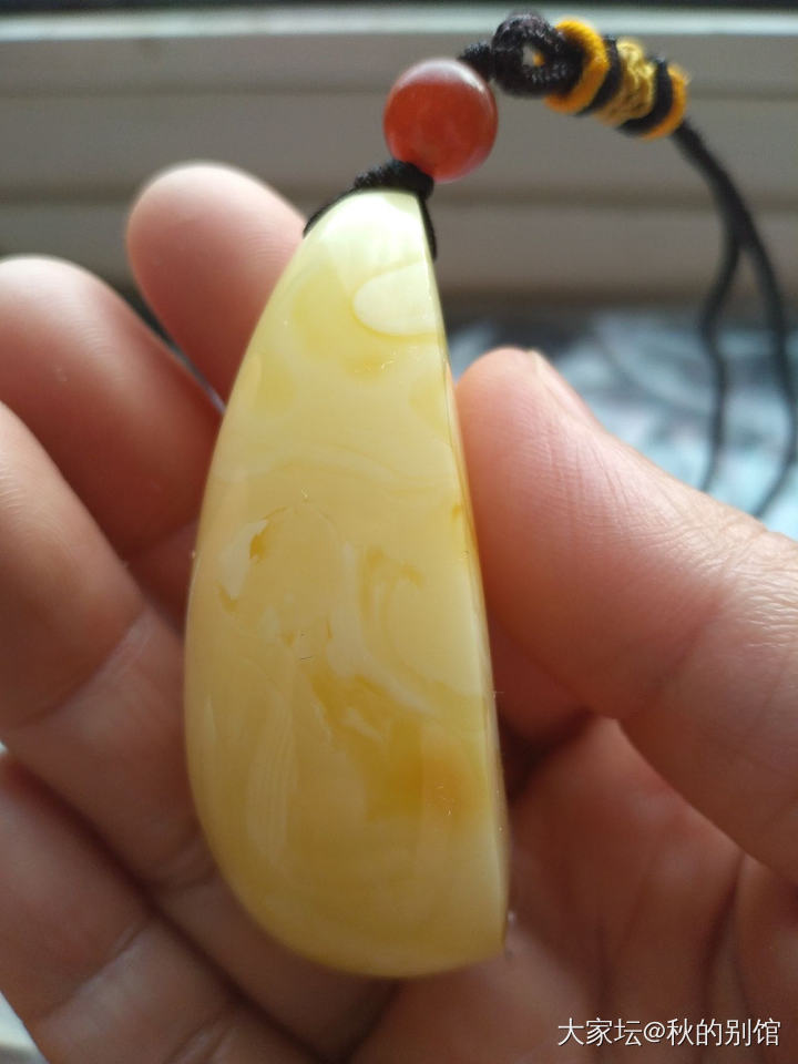 第一次买蜜蜡，麻烦大家帮我看看这个水滴怎么样？背面的是纹路还是裂缝？_琥珀蜜蜡