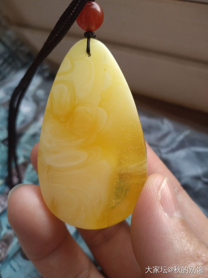 第一次买蜜蜡，麻烦大家帮我看看这个水滴怎么样？背面的是纹路还是裂缝？_琥珀蜜蜡