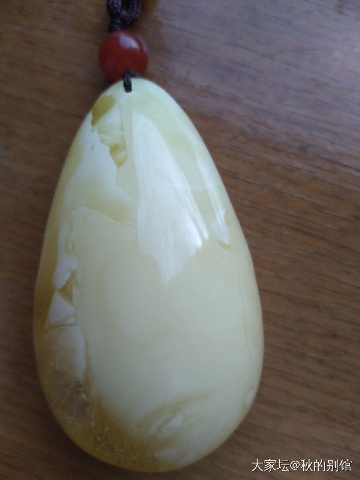 第一次买蜜蜡，麻烦大家帮我看看这个水滴怎么样？背面的是纹路还是裂缝？_琥珀蜜蜡