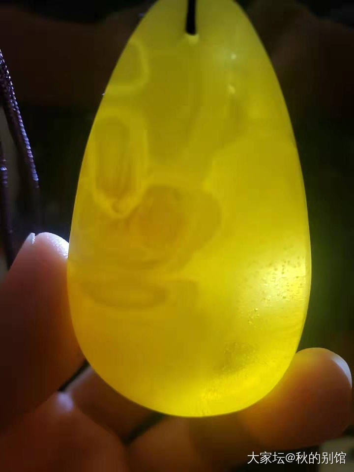 第一次买蜜蜡，麻烦大家帮我看看这个水滴怎么样？背面的是纹路还是裂缝？_琥珀蜜蜡