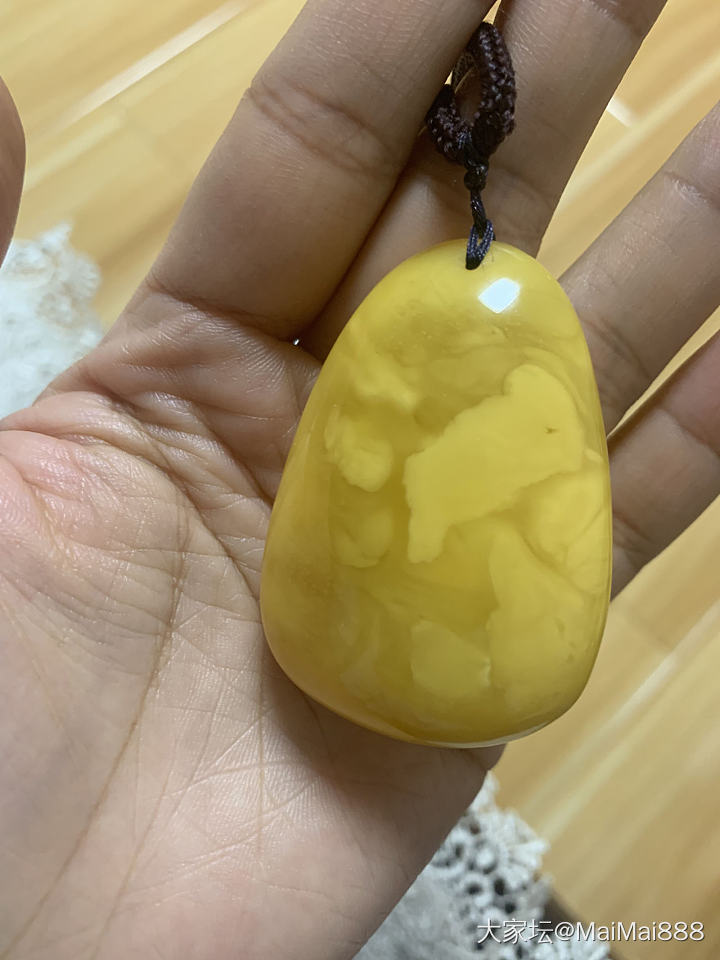 第一次买蜜蜡，麻烦大家帮我看看这个水滴怎么样？背面的是纹路还是裂缝？_琥珀蜜蜡