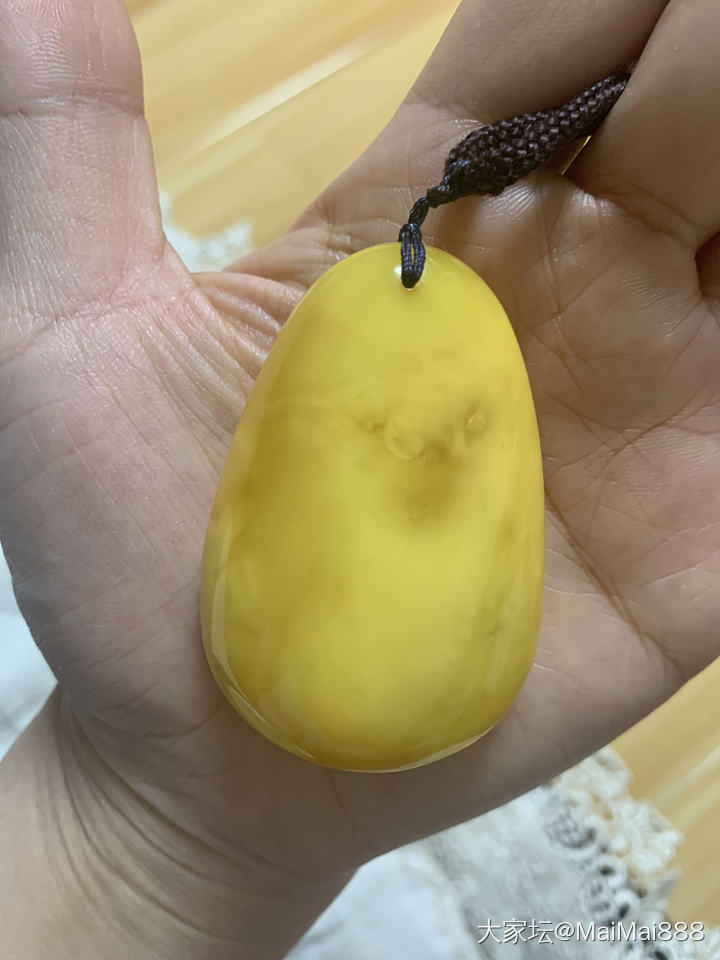 第一次买蜜蜡，麻烦大家帮我看看这个水滴怎么样？背面的是纹路还是裂缝？_琥珀蜜蜡