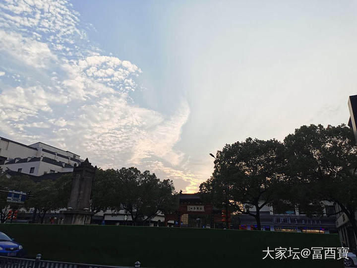 有人见尘埃，有人见星辰，没关系，都已翻篇了。
这一年，失去、获得、释怀、成长、完...