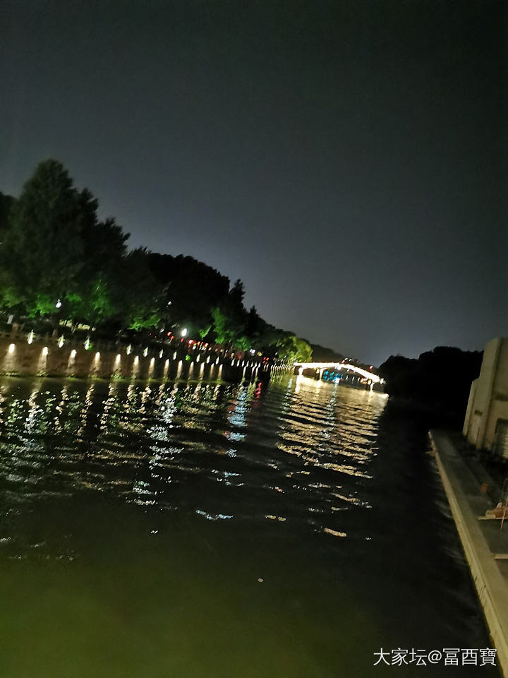 有人见尘埃，有人见星辰，没关系，都已翻篇了。
这一年，失去、获得、释怀、成长、完...