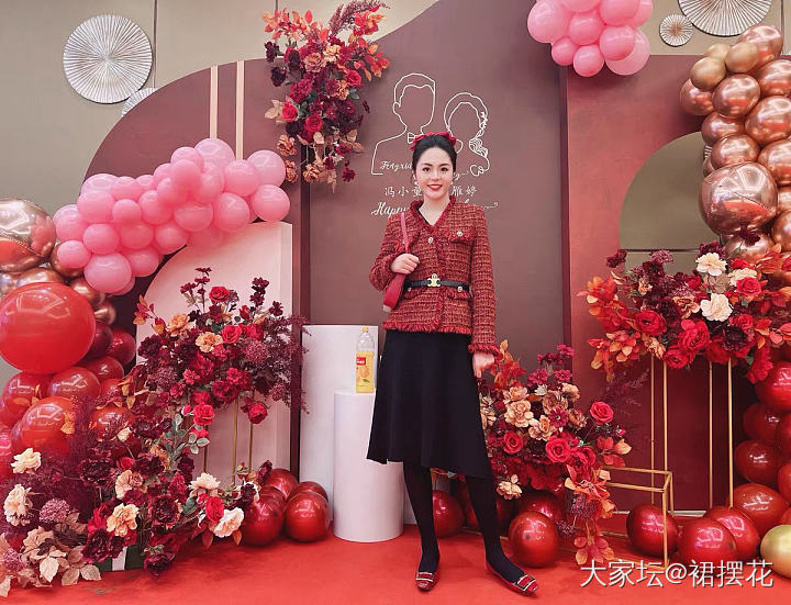姐妹们过年衣服都买好了吗？今天逛了一天街，没有一件看上的衣服，姐妹们推荐一下谢谢_穿搭