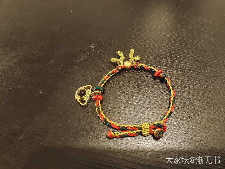 迟来得圣诞手绳，珠子是卖家送的，滴流是金沙遗址的文创，编了三个多小时，腰疼_编绳手工diy