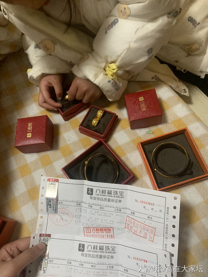 又去六桂福帮妈妈换手镯了_金