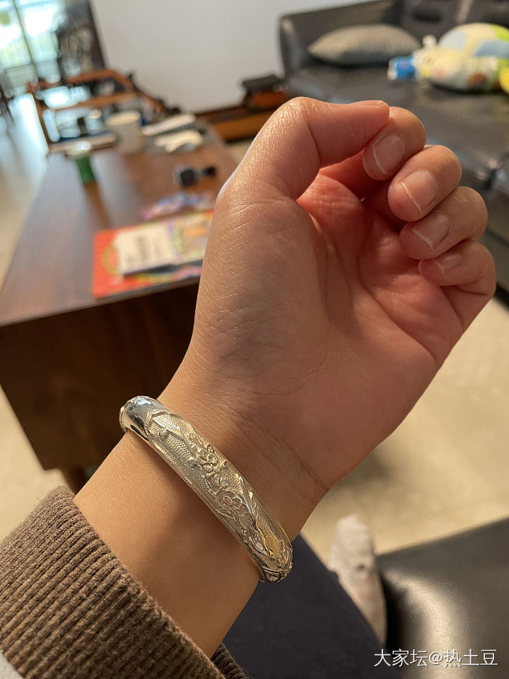 属猪的咋好像每年都要和太岁过不去啊……手牌走起。希望今年顺顺利利，身体健康，多“...