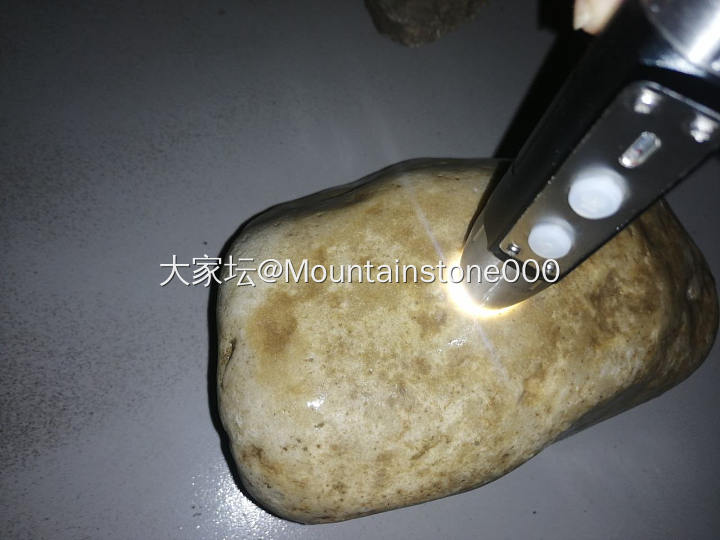 新人一位，请问大佬这是什么玉石？应该是玉石吗？_原石