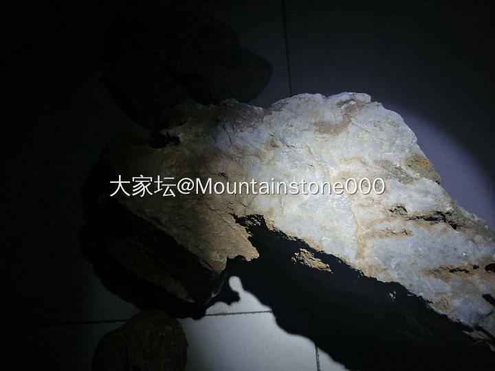 新人一位，请问大佬这是什么玉石？应该是玉石吗？_原石