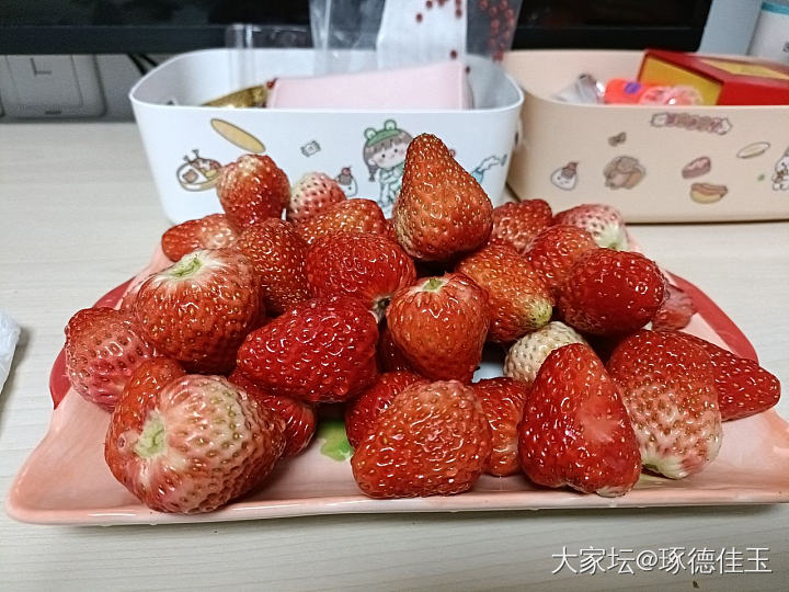 草莓怎么能正正好好只红一半呢？_水果