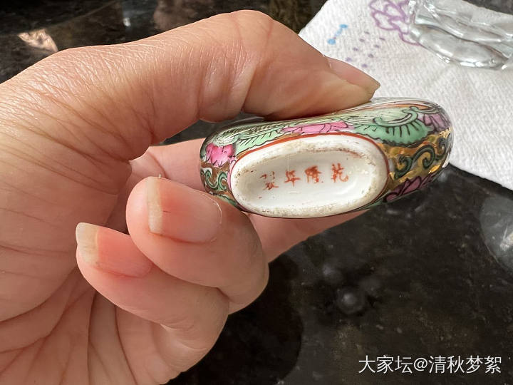剩下没给扔掉的，放在杂物房里的鼻烟壶。家里老人不懂，已经把一部分都扔掉了。_陶瓷