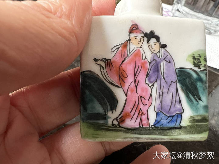 剩下没给扔掉的，放在杂物房里的鼻烟壶。家里老人不懂，已经把一部分都扔掉了。_陶瓷