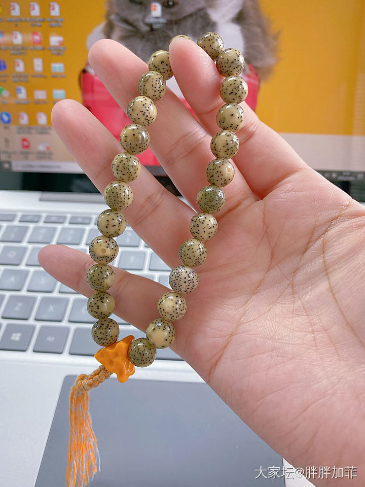 今天也是一串可可爱爱的小糖球～
没事就拿出来揉两下
圆溜溜的手感
好治愈～～～_串珠珠串菩提子