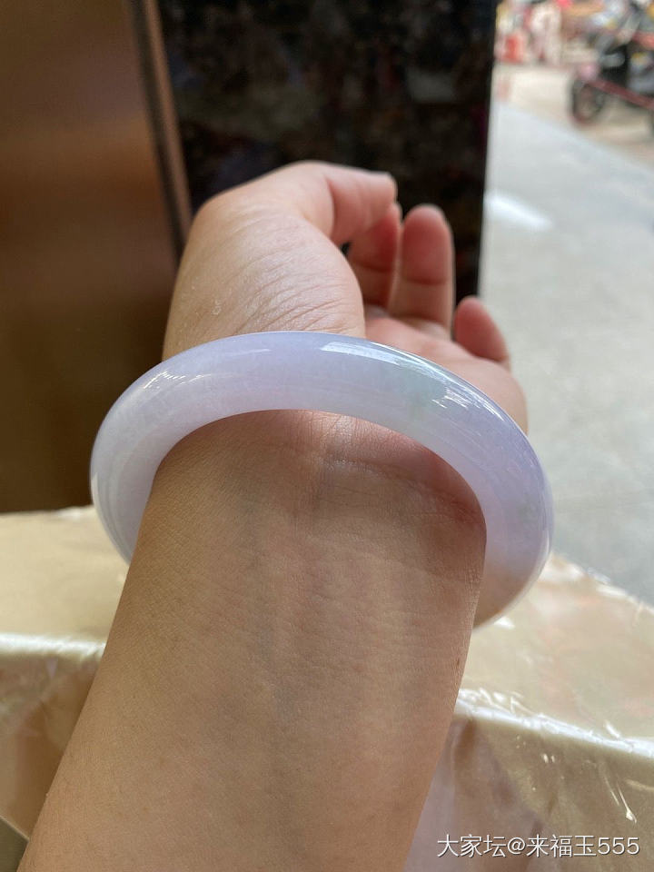 我太爱双色的镯子啦！_翡翠