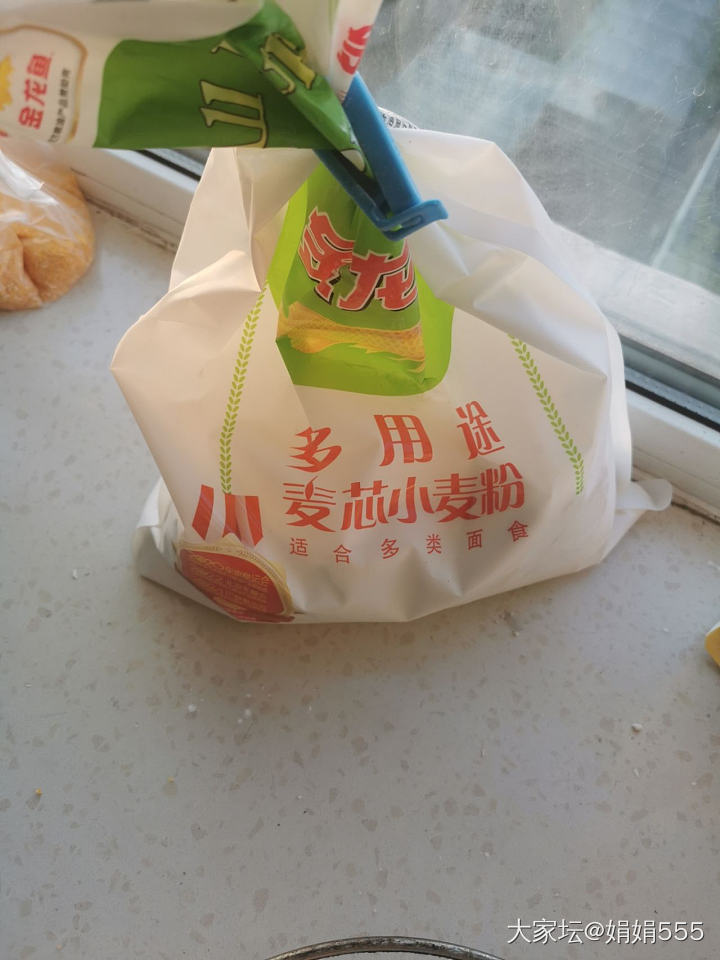 求问一下北方的朋友饺子皮买什么面粉好？霍饺子皮时不放水只放鸡蛋可行？_食材