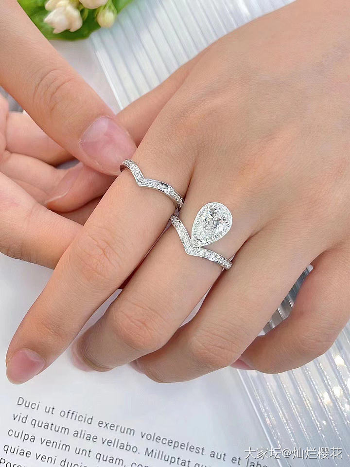 轻奢款水滴钻戒，两枚戒指戴法多样。主钻GIA1.0ct E VS2 2VG N。..._戒指异形钻