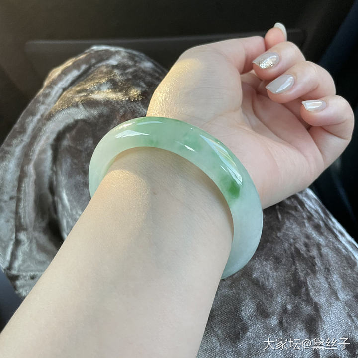 出门吃烤乳猪的路上_手镯翡翠