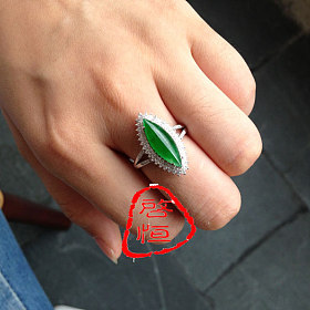 启恒珠宝 18K金伴钻镶嵌 冰种满绿马眼戒面 款式优雅 A货戒指