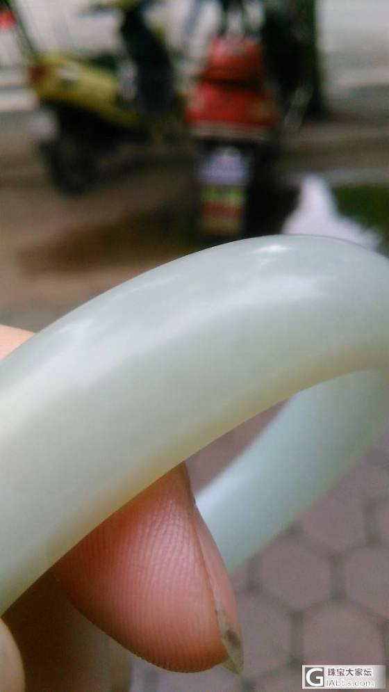 新手刚入一款青白玉镯。_青白玉