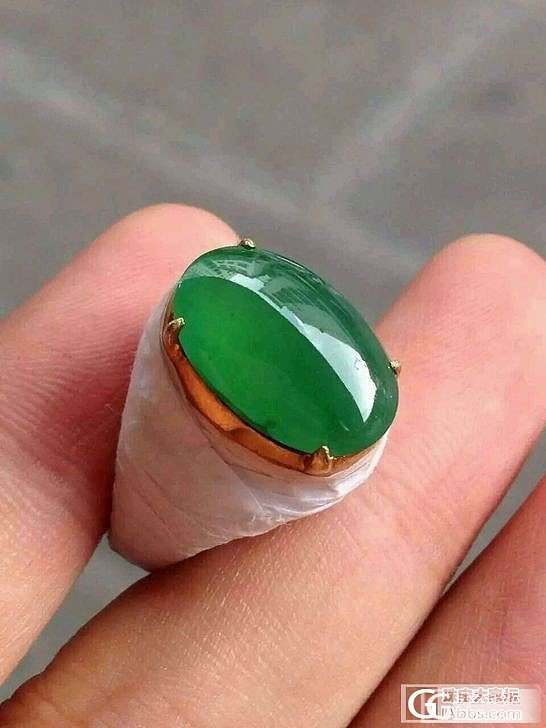 冰种满绿戒面，饱满，有不明显的小石纹，东西很美。_翡翠