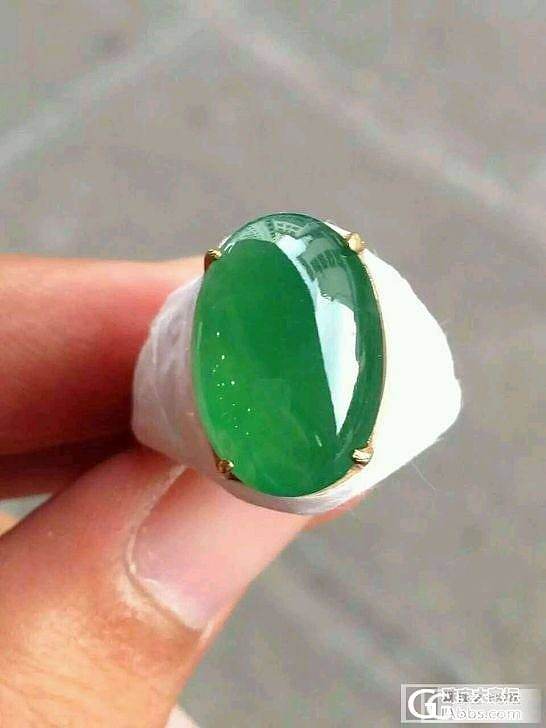 冰种满绿戒面，饱满，有不明显的小石纹，东西很美。_翡翠