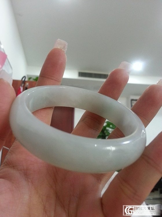 新手入手的小清新镯子，请大家看看怎么样~_翡翠