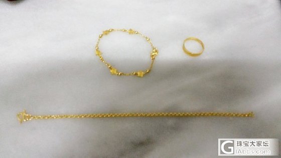 周大福换金回带了母亲节礼物回来。