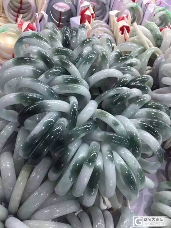 朋友再次发来的一手半瓜油色翡翠手镯大家数数有多少支_手镯翡翠