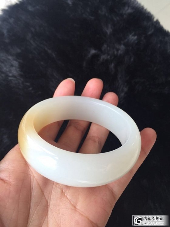 看看这个手镯怎么样_手镯和田玉