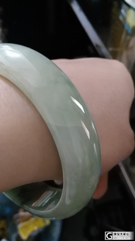 再放个镯子，大家帮忙看看这只能不能收，有瑕疵，扣不到_翡翠