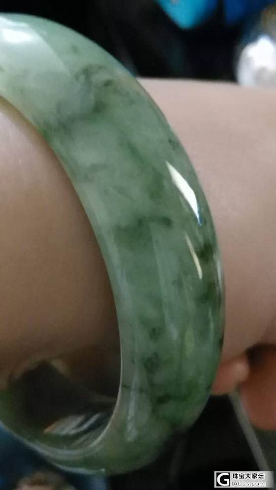 再放个镯子，大家帮忙看看这只能不能收，有瑕疵，扣不到_翡翠