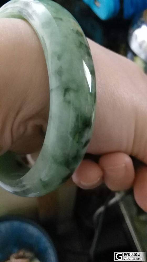 再放个镯子，大家帮忙看看这只能不能收，有瑕疵，扣不到_翡翠