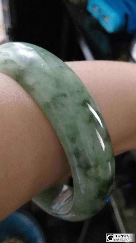 再放个镯子，大家帮忙看看这只能不能收，有瑕疵，扣不到_翡翠