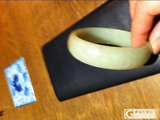 商场里一万多的镯子，看完求感想啊~_手镯和田玉
