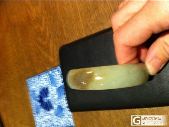 商场里一万多的镯子，看完求感想啊~_手镯和田玉