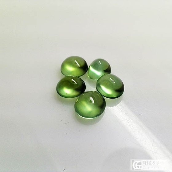 葡萄石，蓝绿的，灯光下都成绿色的了_蛋面葡萄石