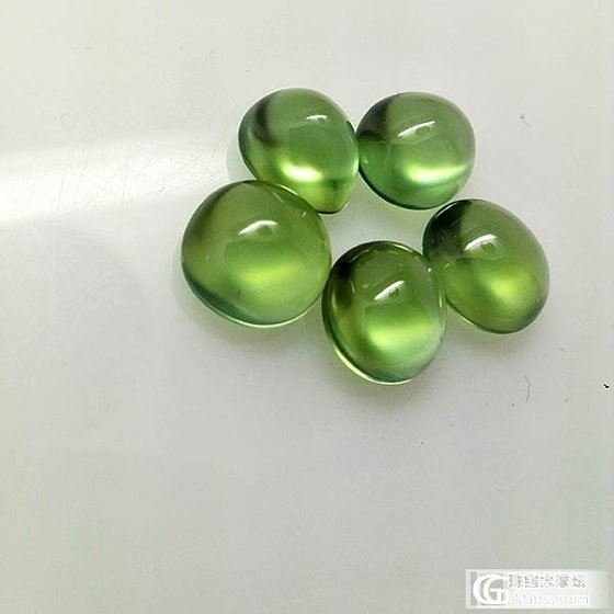 葡萄石，蓝绿的，灯光下都成绿色的了_蛋面葡萄石