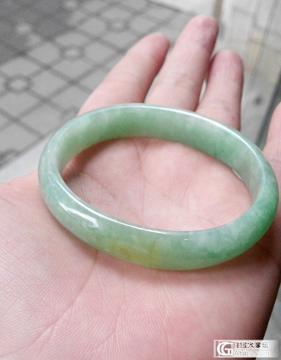小白发图镯子请高人帮看下值几个钱_手镯翡翠
