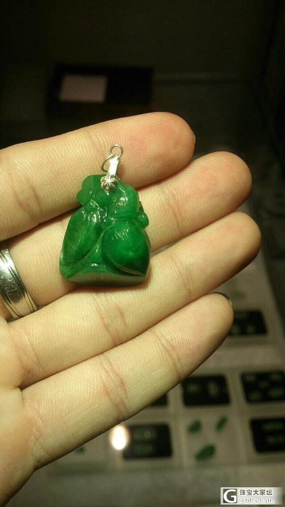 朋友拿来看的东西说是翡翠，大家也看看_翡翠