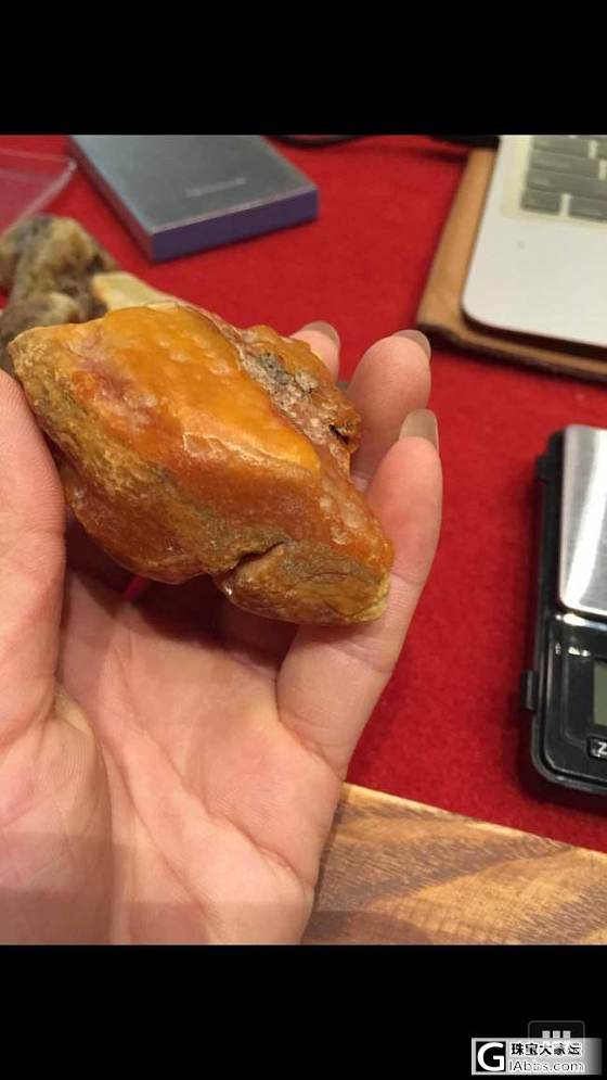 今天偶然瞄到一块料子，看在肉身粉嫩的份上，果断入了_蜜蜡