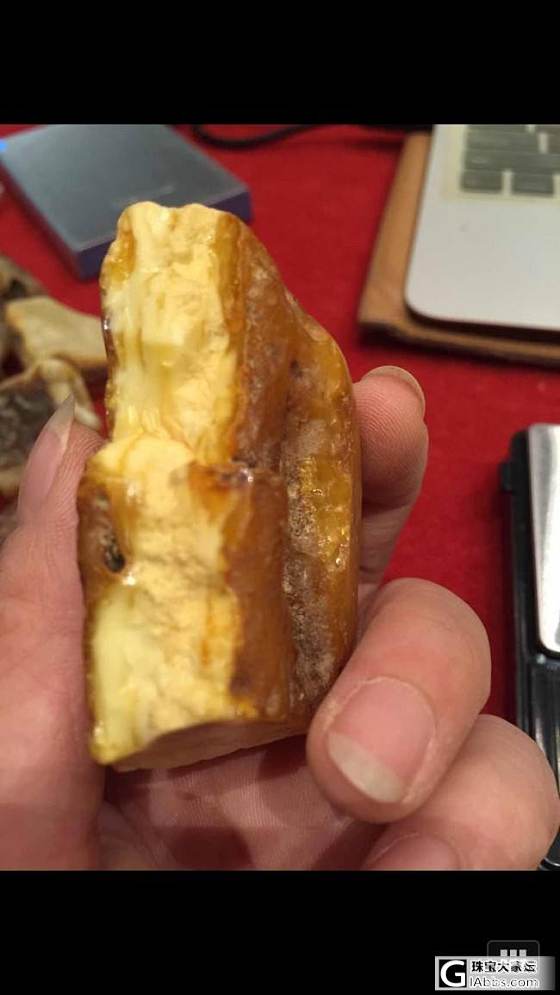 今天偶然瞄到一块料子，看在肉身粉嫩的份上，果断入了_蜜蜡