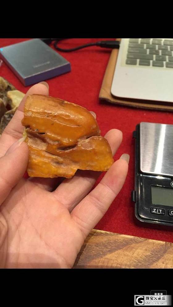今天偶然瞄到一块料子，看在肉身粉嫩的份上，果断入了_蜜蜡