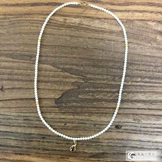 闲的无聊，发发细珍珠链配金坠搭配。感觉珍珠配金效果还可以_搭配吊坠金
