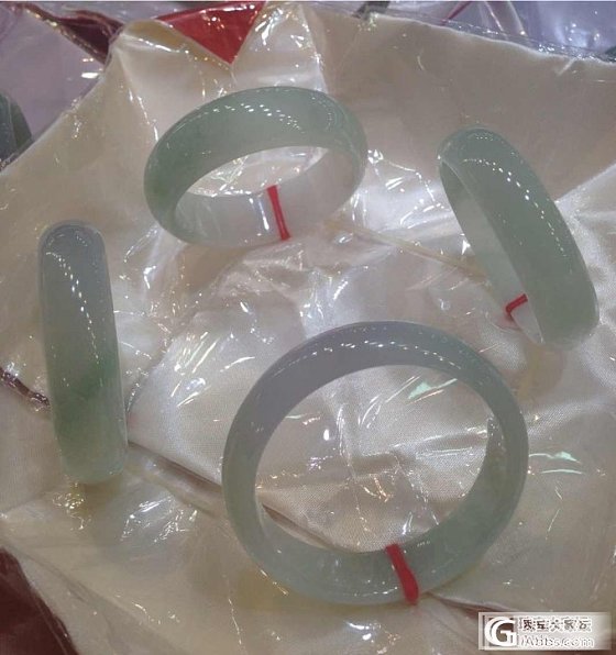 几个清新的翡翠镯子_珠宝