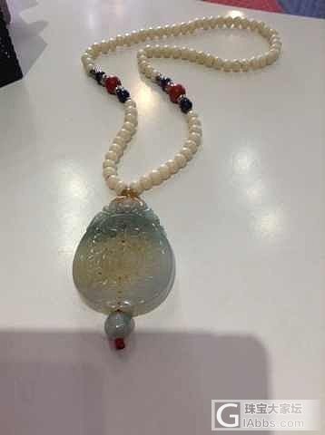 发现了一块翡翠吊坠，请大神看下是否手工雕刻，估下多少米入手合适_翡翠