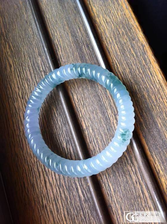 请大师们为两件宝贝估个价格_翡翠